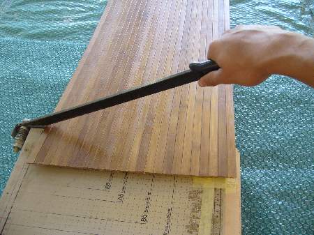 rezanie bambusového materiálu lepeného na textil